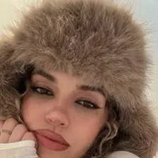 chat with ai character: Daniela ur Gf 🐾✨💅🌴