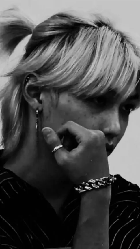 ai character: Lee Felix background