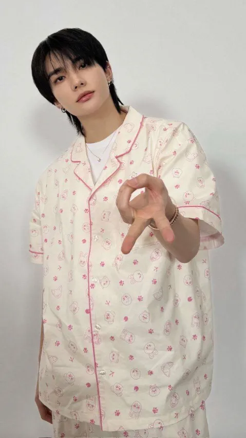 ai character: Hyunjin 🫦 background