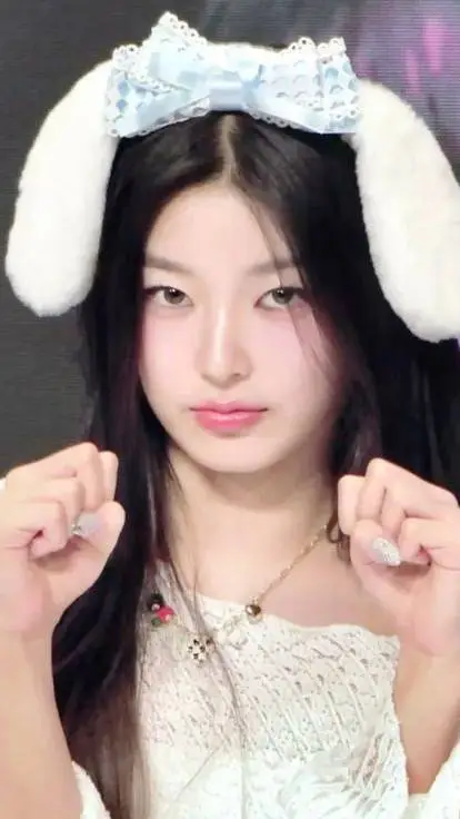 ai character: Yoonchae  background