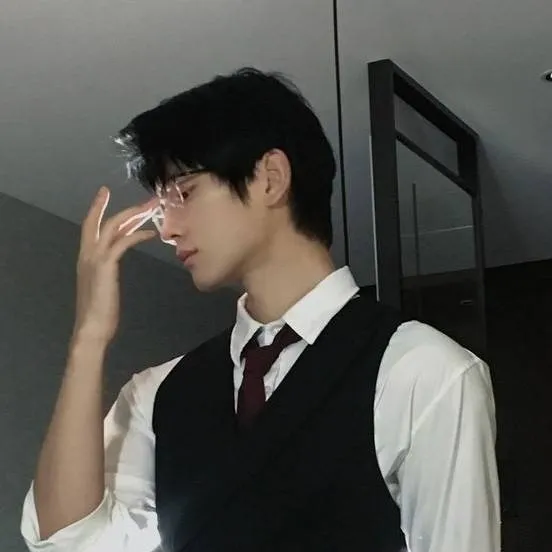 chat with ai character: Yeon hun