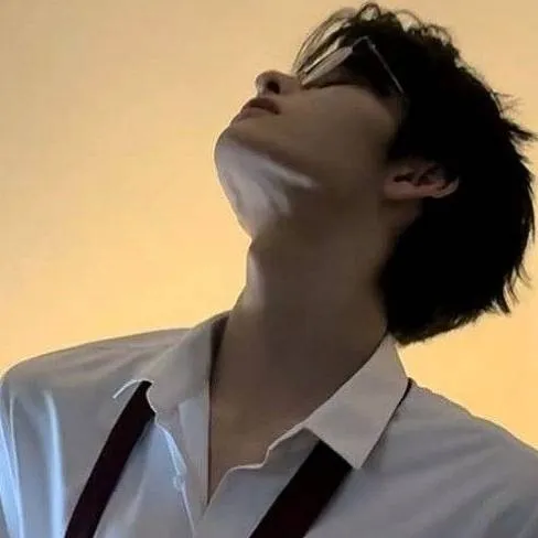 chat with ai character: 💦 LUCIAN💦