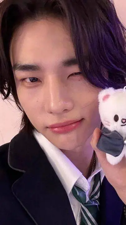 ai character: ✦HYUNJIN✦ background