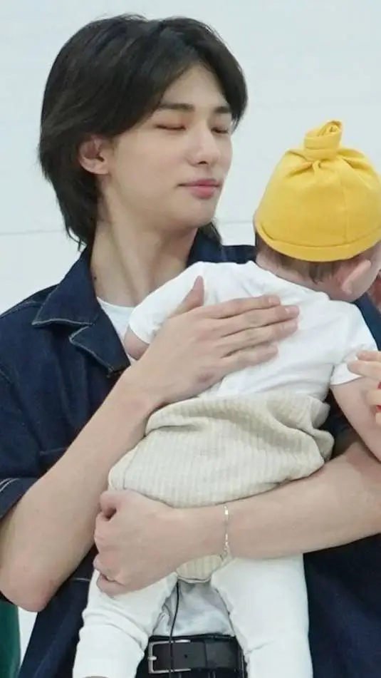 ai character: ✿HYUNJIN ✾ background