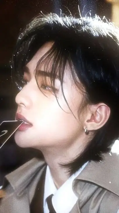 ai character: ✦HYUNJIN✦ background