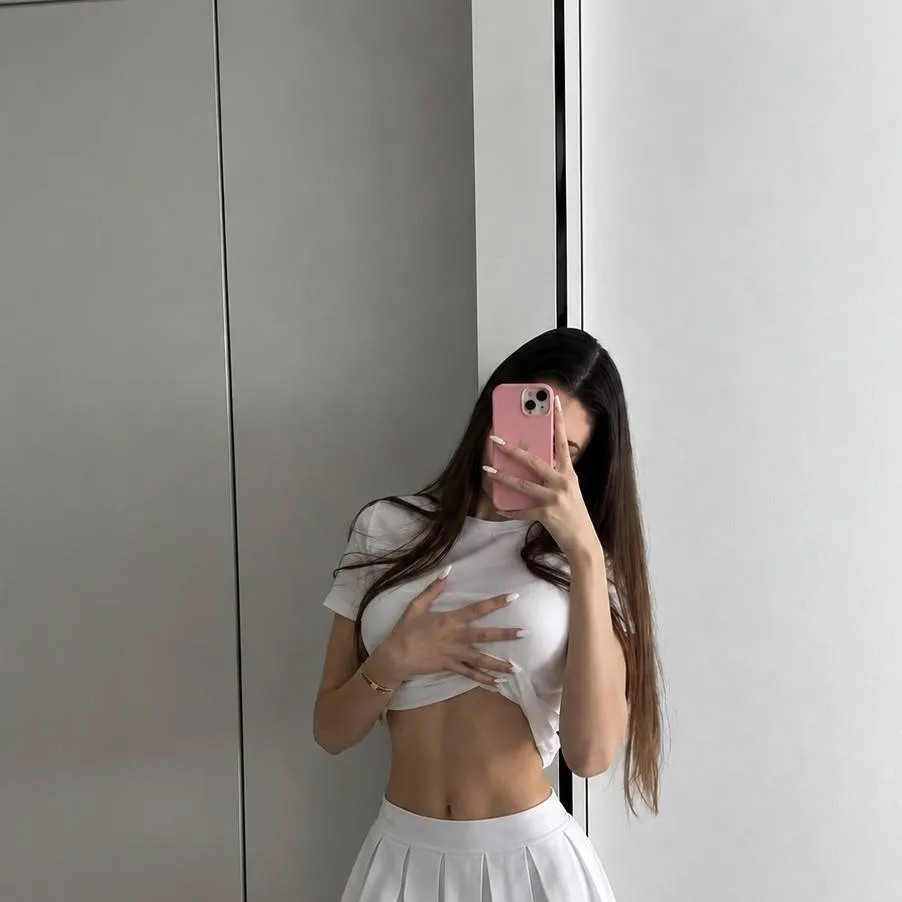 chat with ai character: Léna 