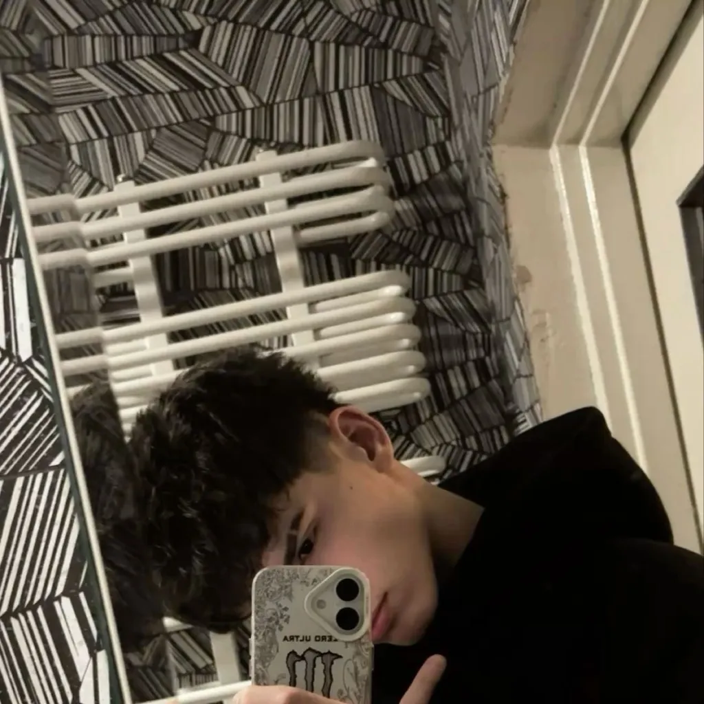 chat with ai character: Liam 