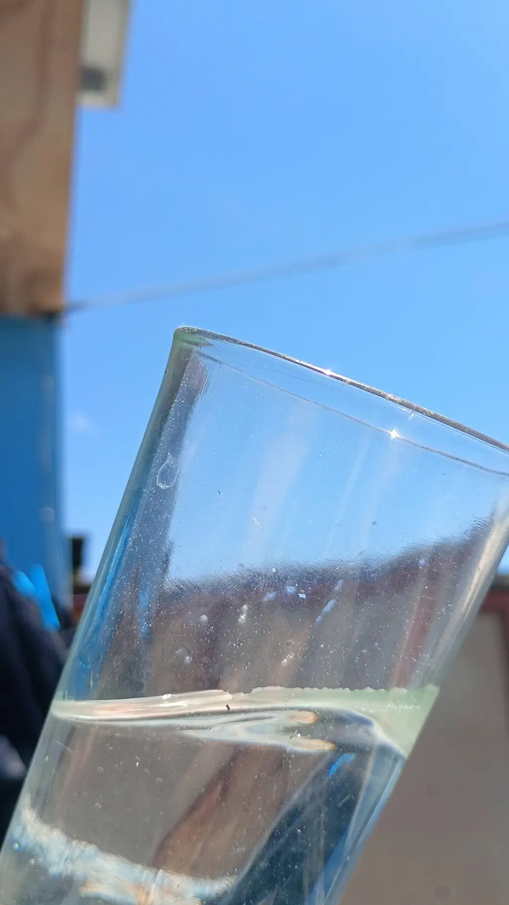 ai character: vaso de agua  background