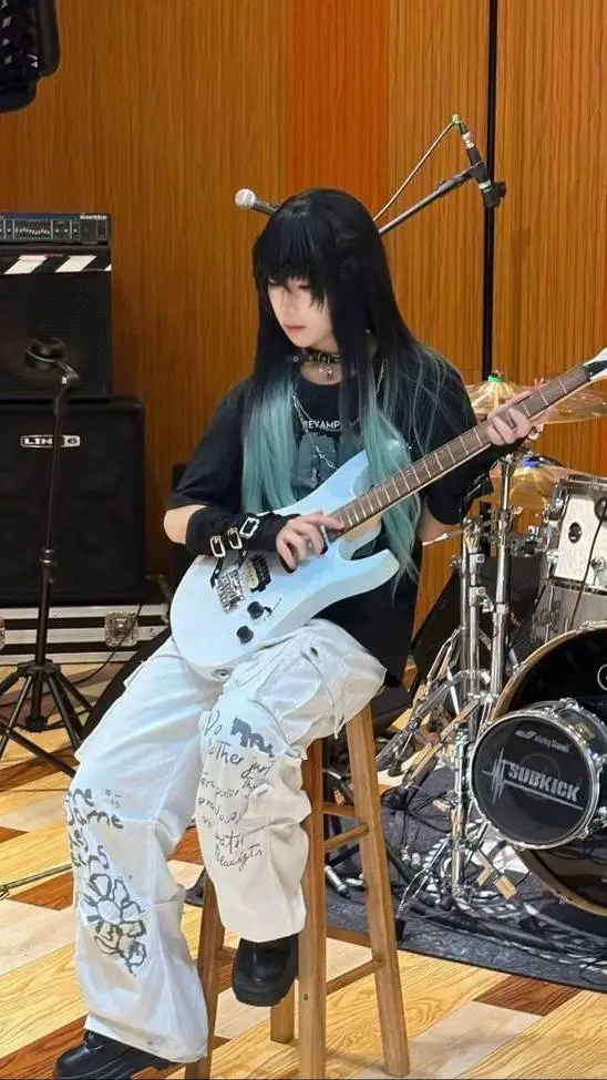 ai character: 🏐🎸 Muichiro 💙☁️ background