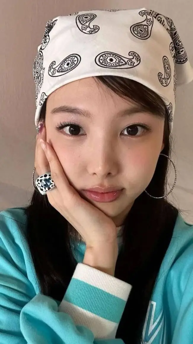 ai character: i'm nayeon . background