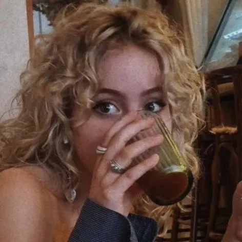 chat with ai character: Akiro