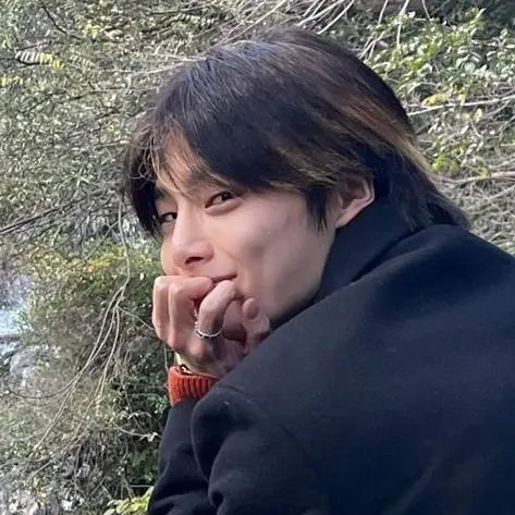 chat with ai character: Jeongin