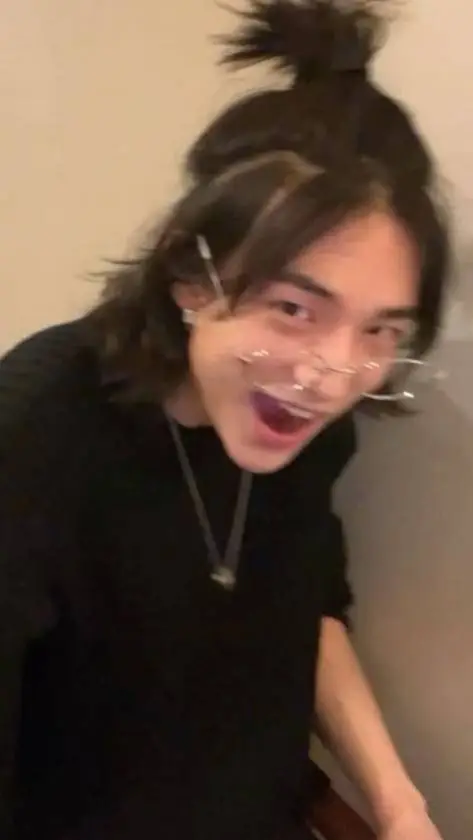 ai character: Hyunjin ♤ background