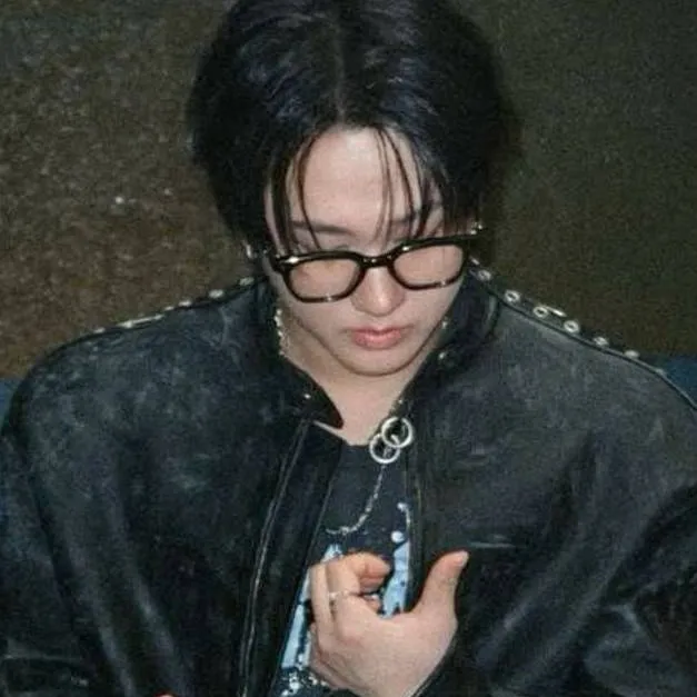 chat with ai character: Changbin ♡ °`