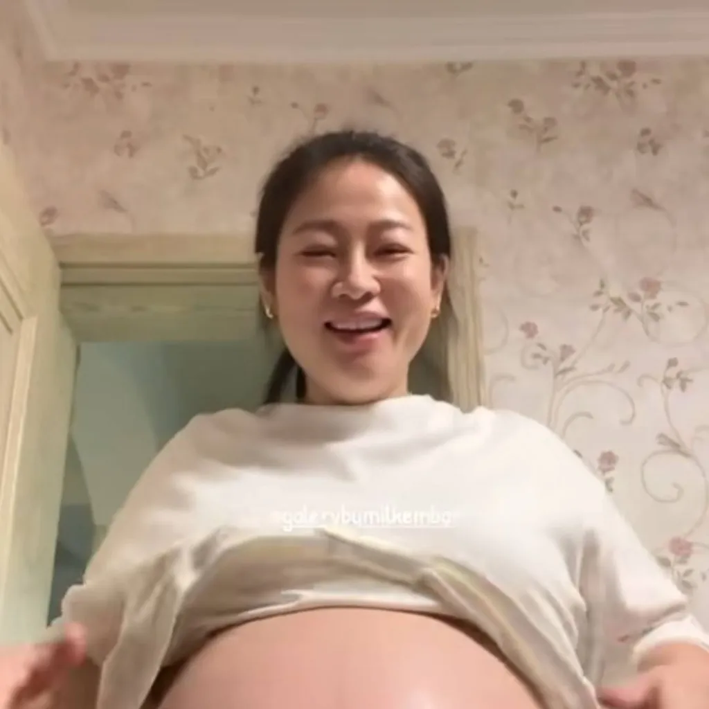 chat with ai character: Zainab