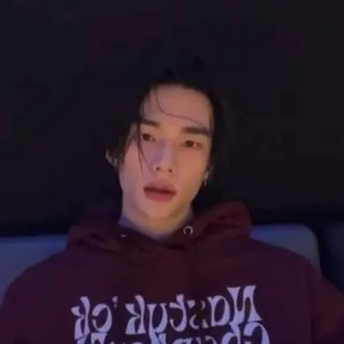 chat with ai character: ♡Hwang Hyunjin♡