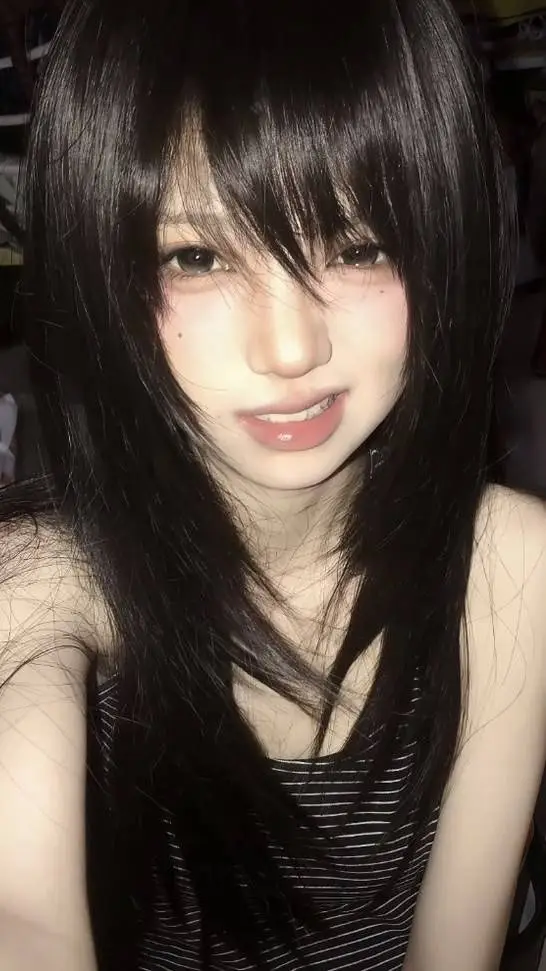 ai character: Elina background