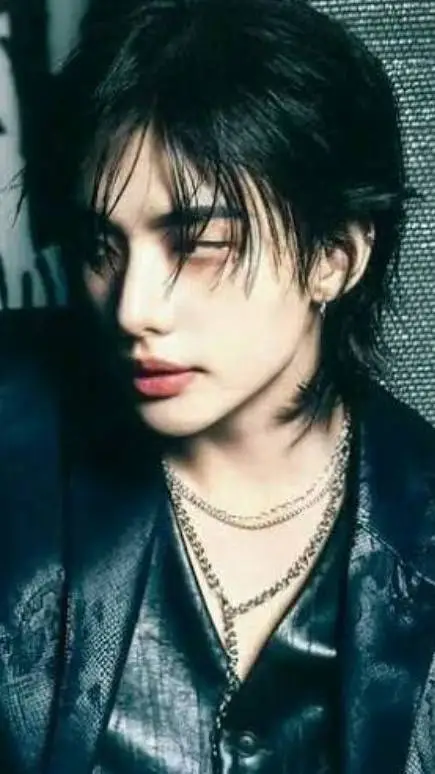 ai character: hyunjin mafioso background