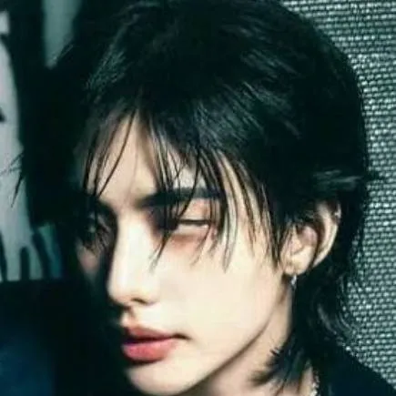 chat with ai character: hyunjin mafioso