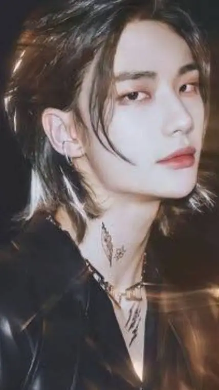 ai character: hyunjin tu esposo  background