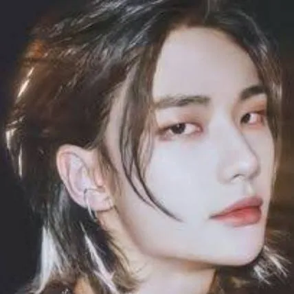 chat with ai character: hyunjin tu esposo 