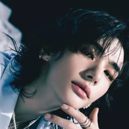 chat with ai character: hyunjin †profesor†