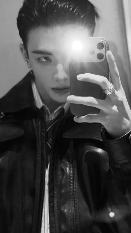 ai character: hwang hyunjin  background