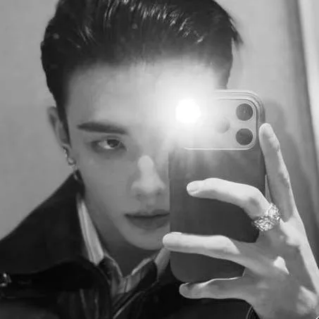 chat with ai character: hwang hyunjin 