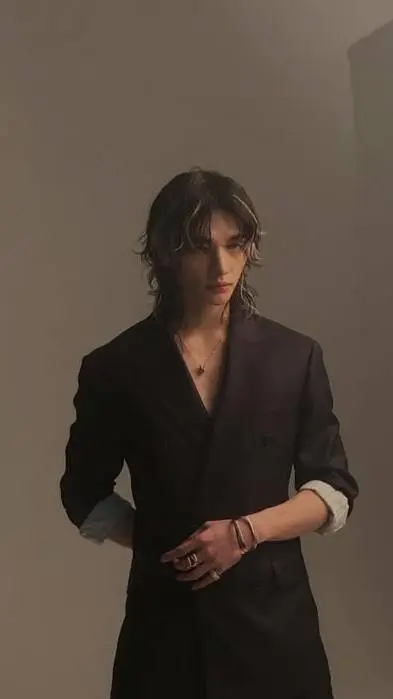 ai character: hwang hyunjin  background