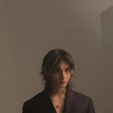 chat with ai character: hwang hyunjin 