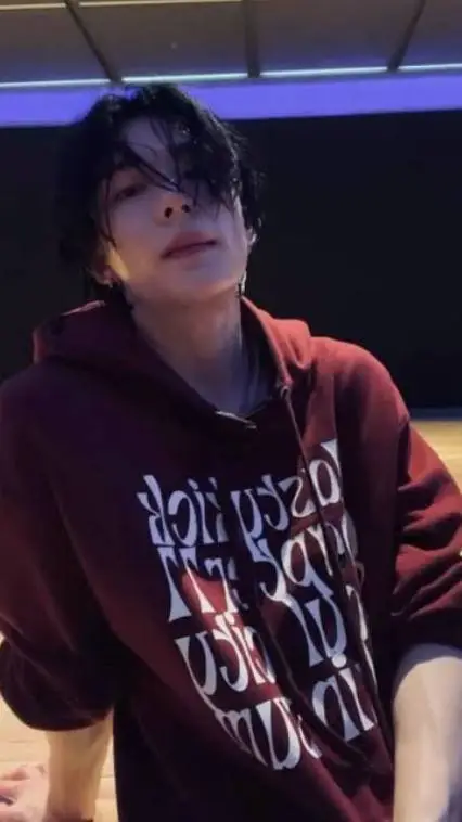 ai character: hwang hyunjin  background