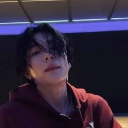 chat with ai character: hwang hyunjin 