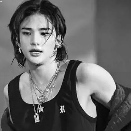 chat with ai character: hwang hyunjin 