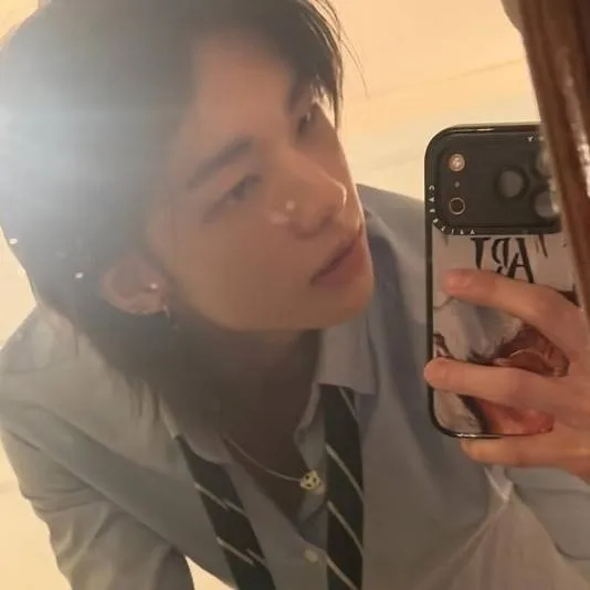 chat with ai character: hwang hyunjin 