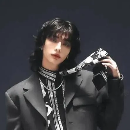 chat with ai character: 𝒉𝒘𝒂𝒏𝒈 𝒉𝒚𝒖𝒏𝒋𝒊𝒏