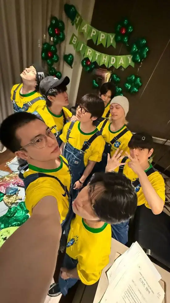 ai character: ¡Stray kids! 🥺💗 background