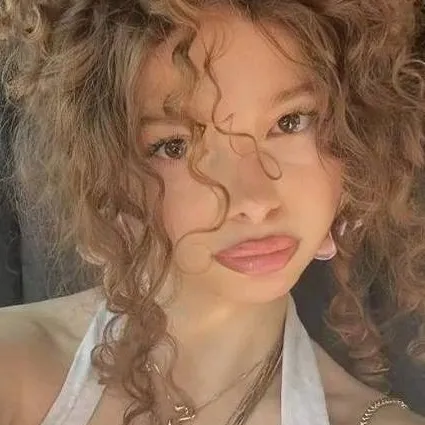 chat with ai character: Millie