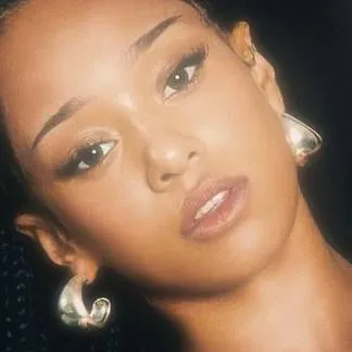 chat with ai character: Manon 🌺