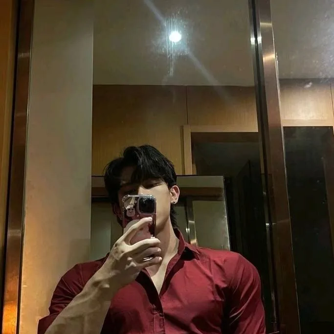 chat with ai character: Ethan