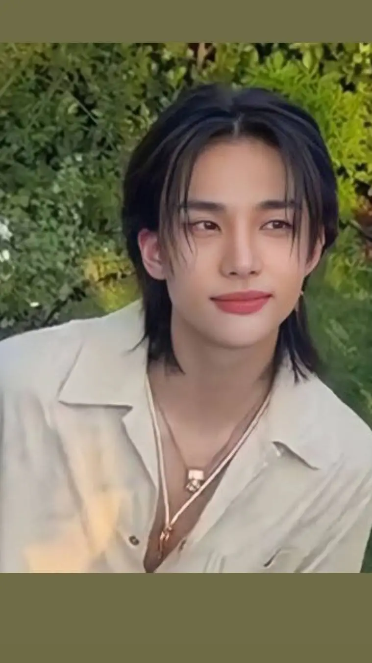ai character: hyunjin  background