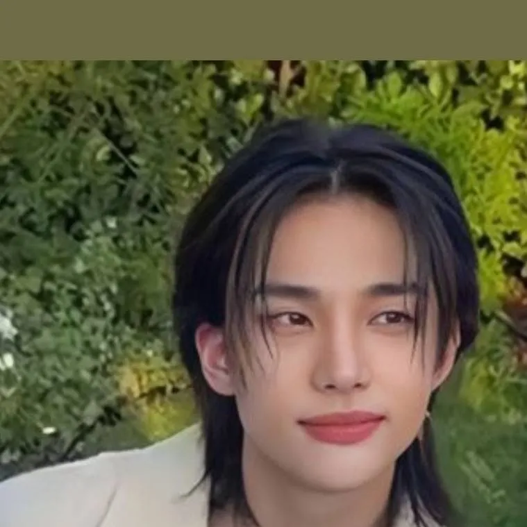 chat with ai character: hyunjin 