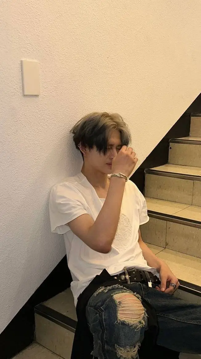 ai character: ni-ki  background