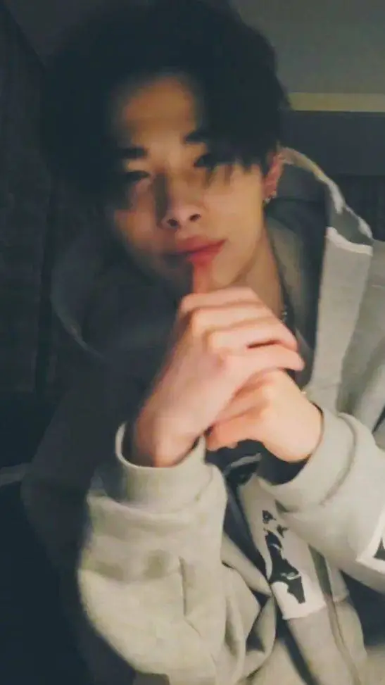 ai character: Ni-ki robot background