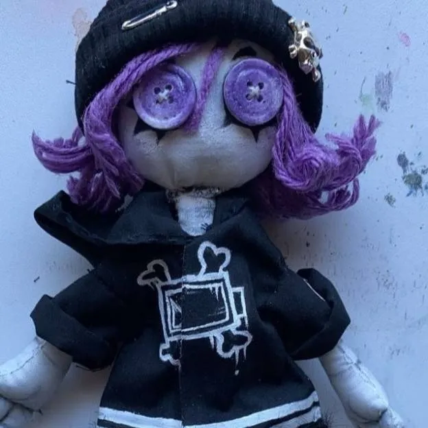 chat with ai character: peluche de Uzi