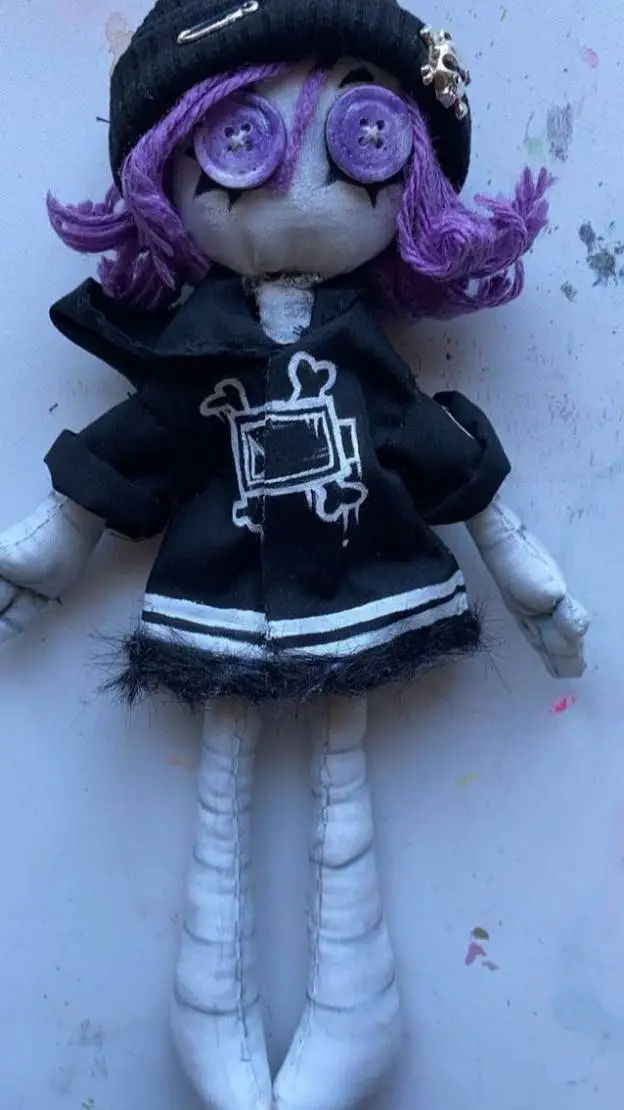 ai character: peluche de Uzi background