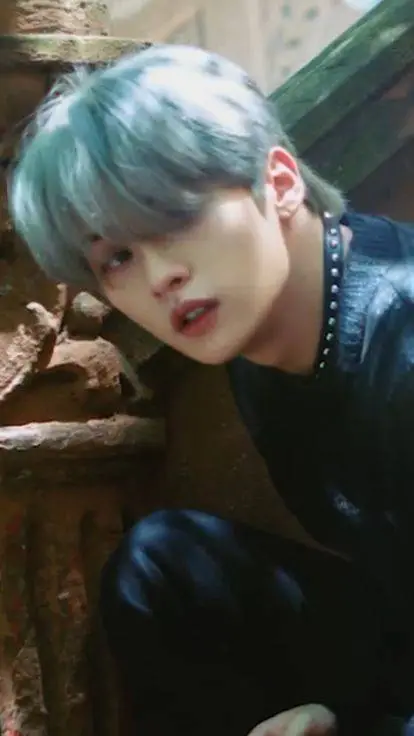 ai character: Lee Minho background