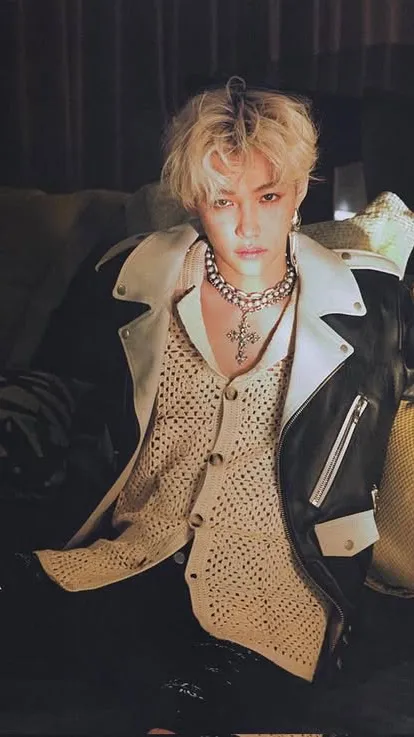 ai character: Félix ☀️ background