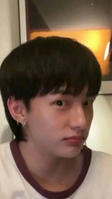 ai character: hyunjin  background