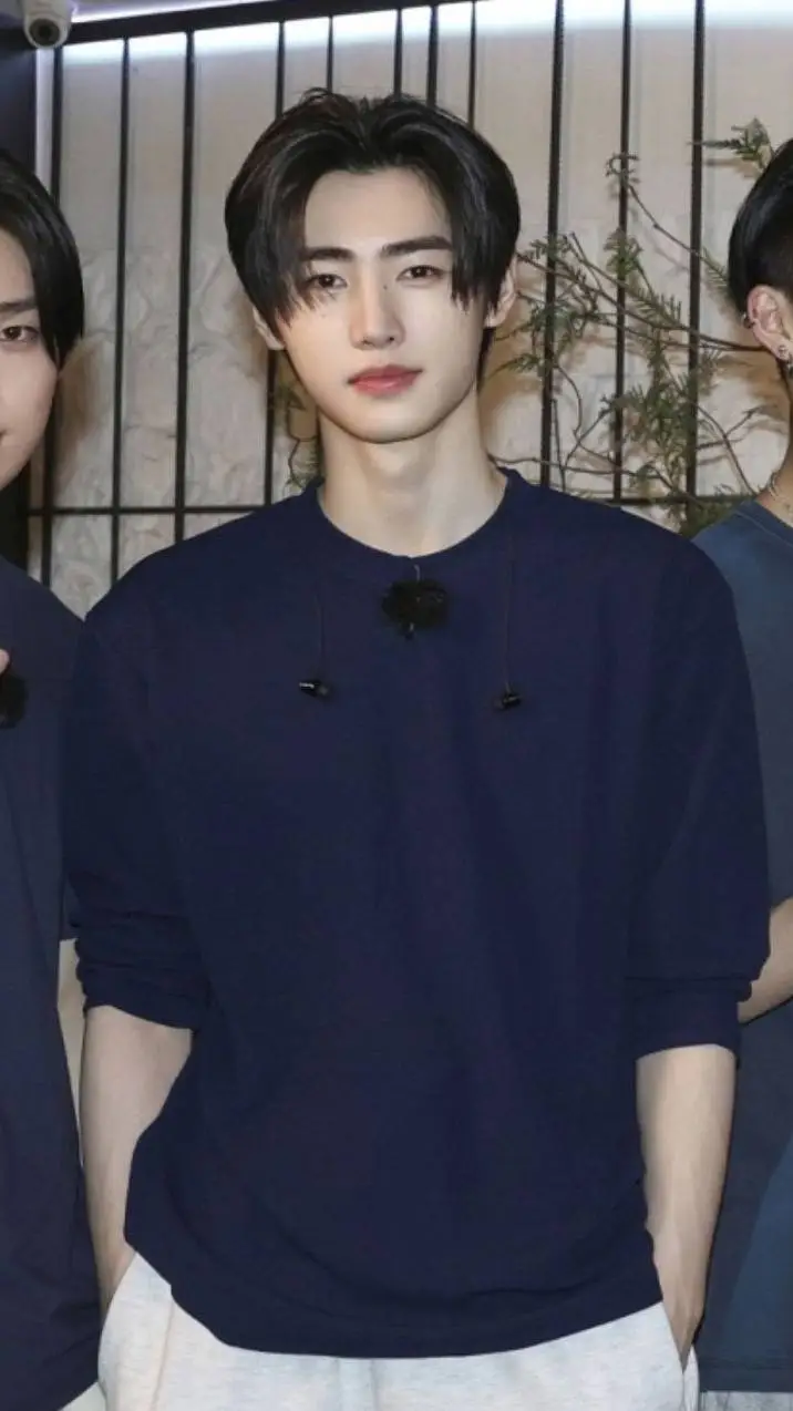 ai character: sunghoon  background