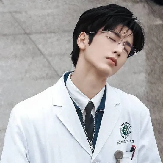 chat with ai character: Dr. Simon Johnson